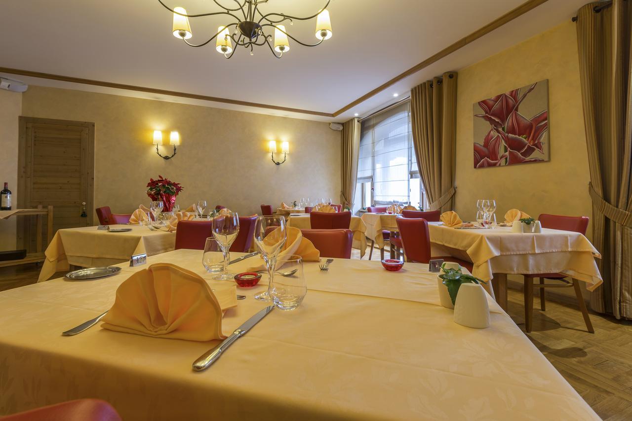 La Couronne Hotel Jougne Exterior photo